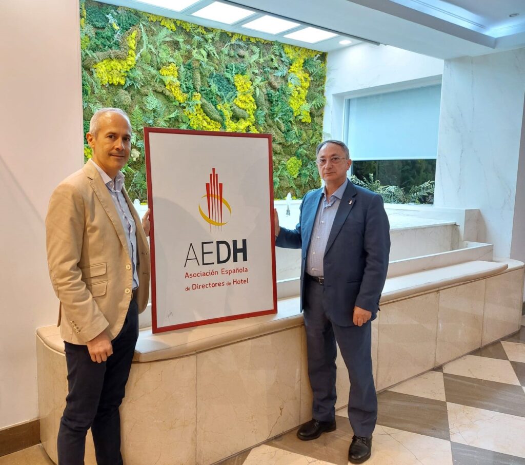 THT se adhiere a la Asociación Española de Directores y Directivos de Hotel y Restauración (AEDH) 1 THT y AEDH firma